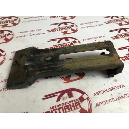Кронштейн заднього бамперу нижній Kia Sorento 2002-2009 841513E000